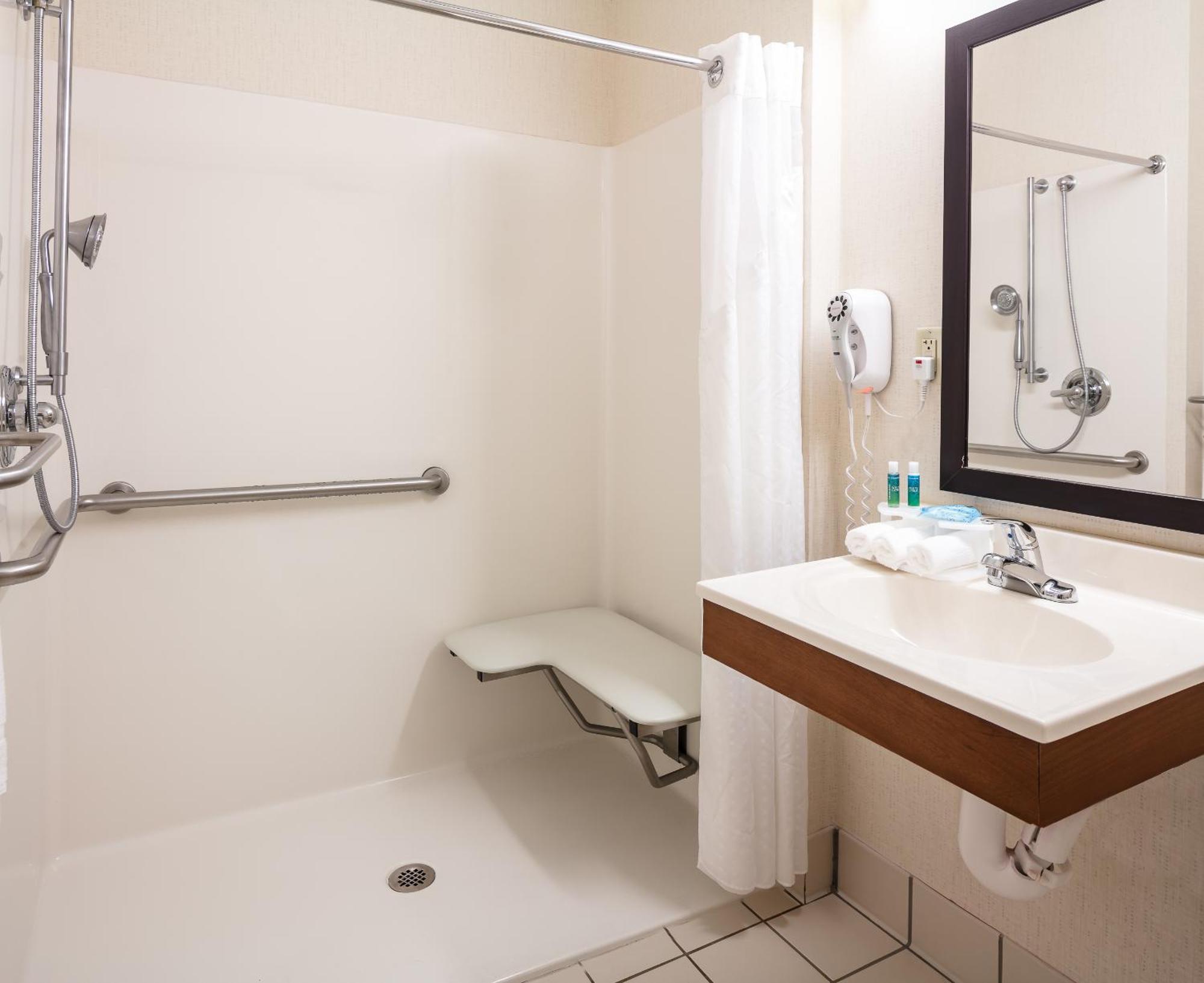 Holiday Inn Express Hotel & Suites Coralville By Ihg Ngoại thất bức ảnh