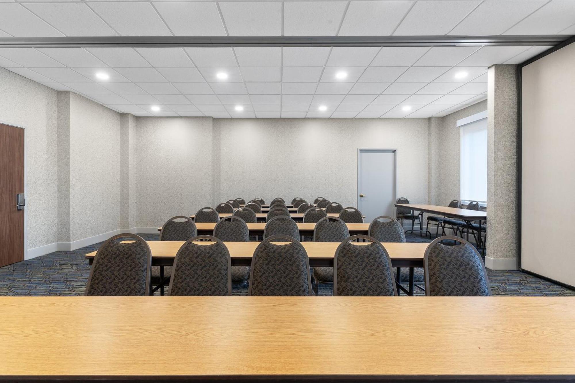 Holiday Inn Express Hotel & Suites Coralville By Ihg Ngoại thất bức ảnh