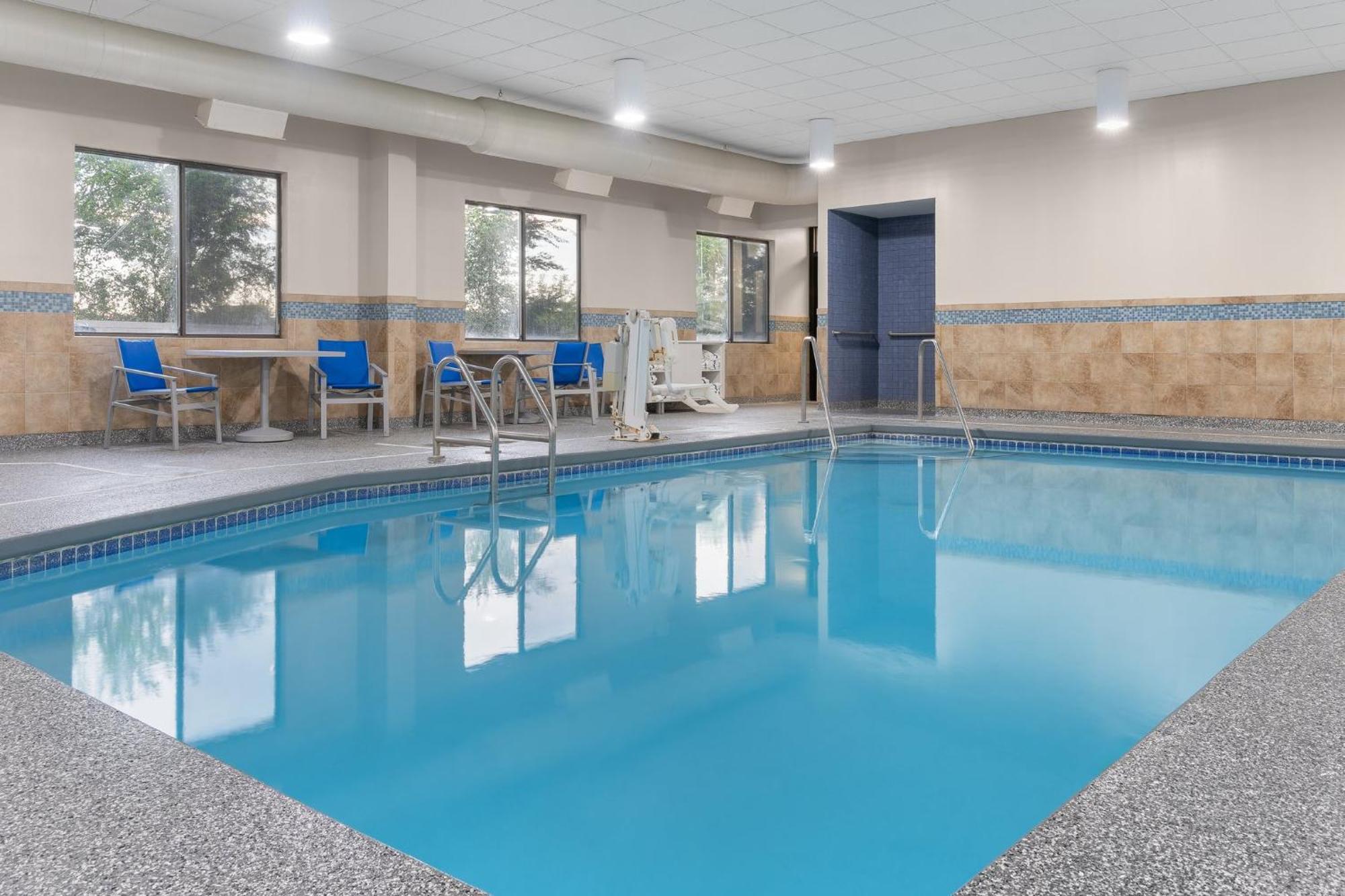 Holiday Inn Express Hotel & Suites Coralville By Ihg Ngoại thất bức ảnh
