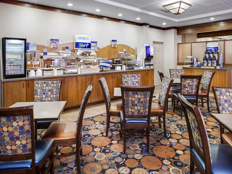 Holiday Inn Express Hotel & Suites Coralville By Ihg Ngoại thất bức ảnh